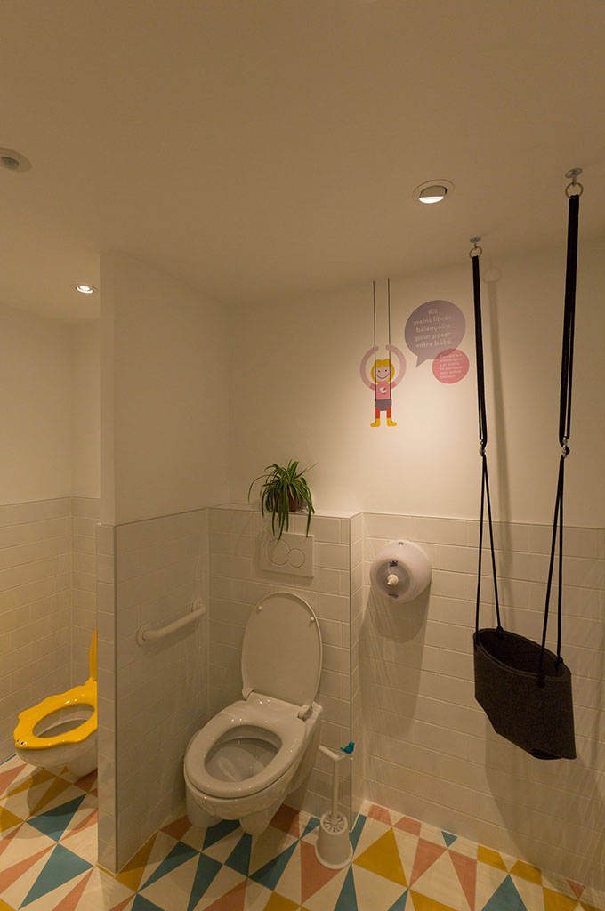 Des toilettes pour adultes et enfants